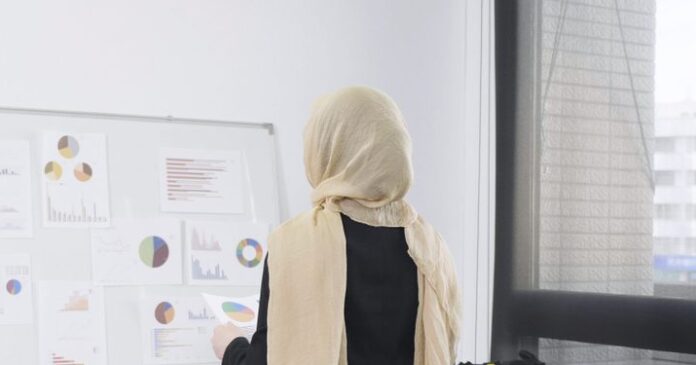 Foto: Shutterstock. Vlaams Belang sabelt Ecolo-Groen neer over hoofddoek achter loket