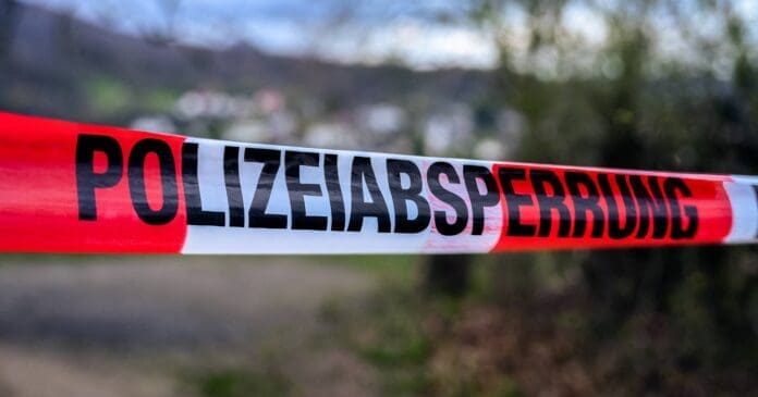 Jonge man overlijdt na aanval door groep migranten.